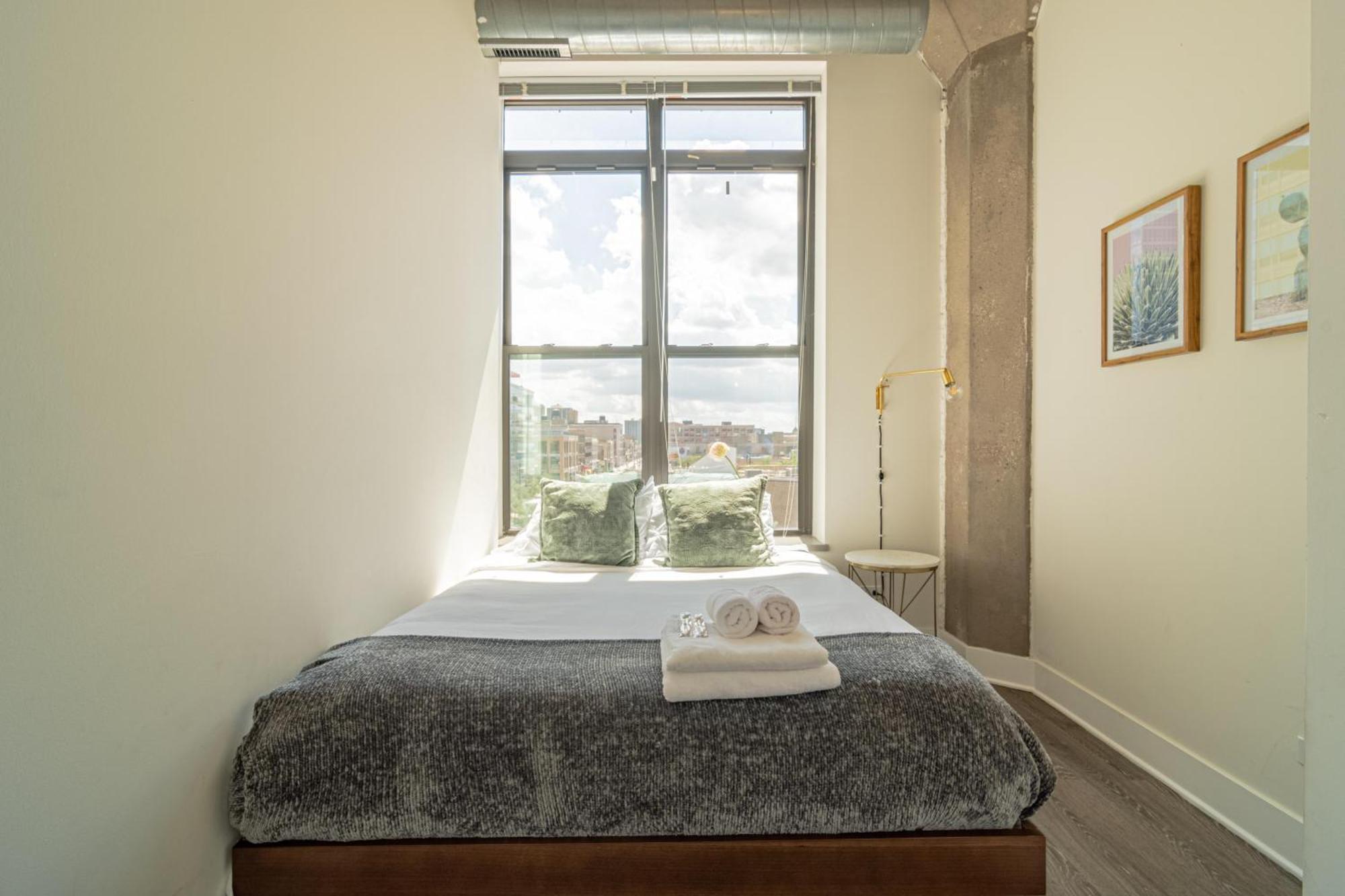 Bright 2Br Luxury Corner Suite With Optional Parking Sleeps 6 Guests Near Mccormick Place And Soldier Field 芝加哥 外观 照片