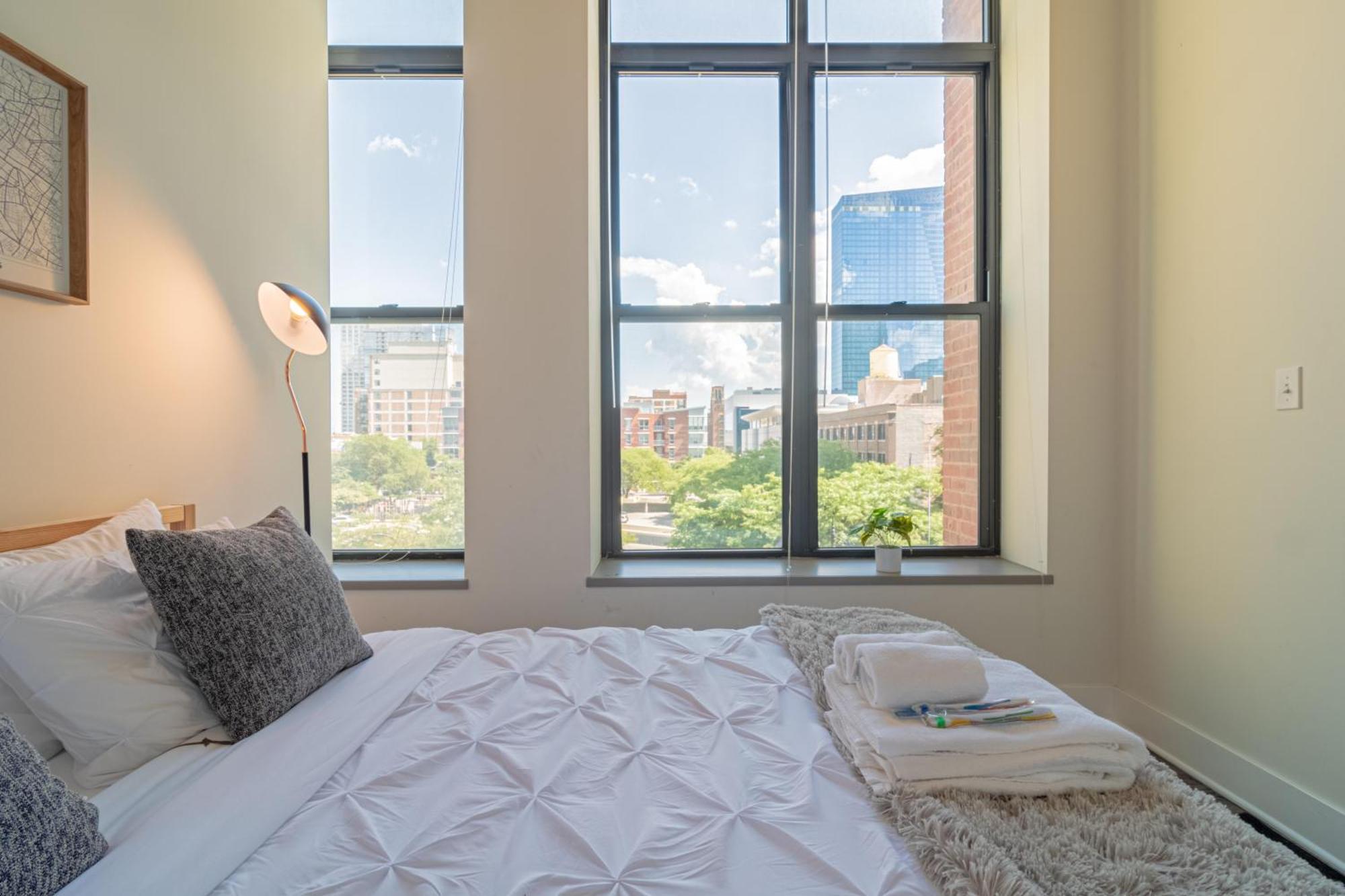 Bright 2Br Luxury Corner Suite With Optional Parking Sleeps 6 Guests Near Mccormick Place And Soldier Field 芝加哥 外观 照片